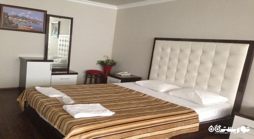 نمای تخت بزرگ سوئیت هتل